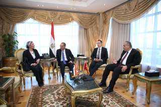 الاتصالات والبيئة ينقشان سبل تفعيل...