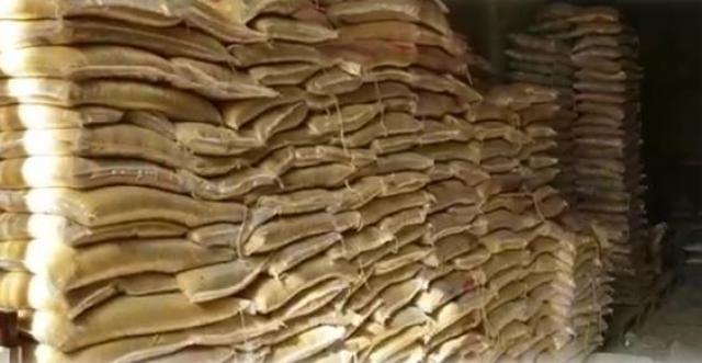الداخلية تضبط أطنان أغذية احتكرها التجار بسبب كورونا