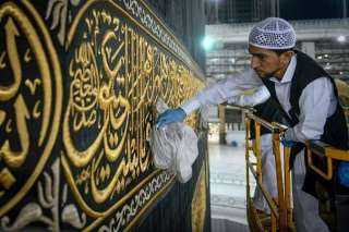 رئاسة الحرمين تبدأ تعقيم الكعبة...