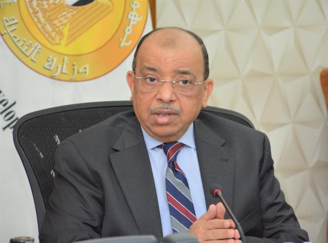 وزير التنمية المحلية يتلقى تقريراً حول جهود المحافظات لإزالة مخالفات البناء والتعدى على أملاك الدولة