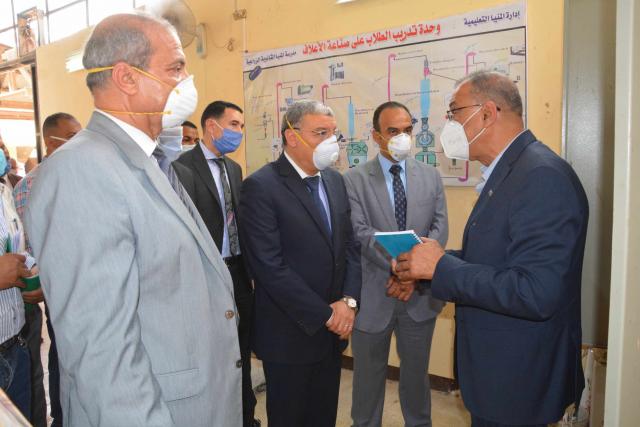 محافظ المنيا ووفد هيئة تنمية الصعيد يتفقدان عددا من المشروعات لدفع العمل بها وتشغيلها