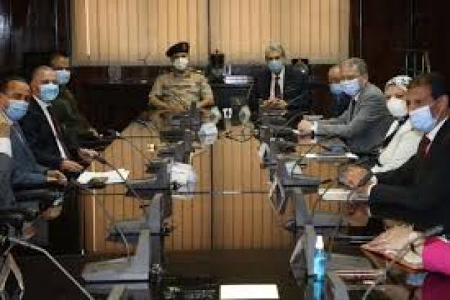 وزير الكهرباء توقع عقد تنفيذ الشبكة الداخلية لمساحة 50 ألف فدان شرق العوينات