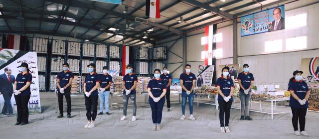 وزارة الداخلية تقوم بتوزيع السلع الغذائية للأسر الأكثر إحتياجاً من خلال مبادرة ”كلنا واحد”