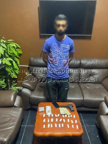 ضبط أحد الأشخاص لقيامه بنشر صور له عبر فيس بوك وبحوزته سلاح نارى بقصد إستعراض القوة