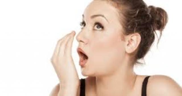 10 أشياء تسبب رائحة الفم الكريهة