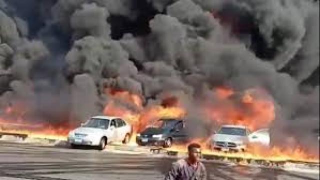 حريق ضخم يلتهم عشرات السيارات بطريق الإسماعيلية