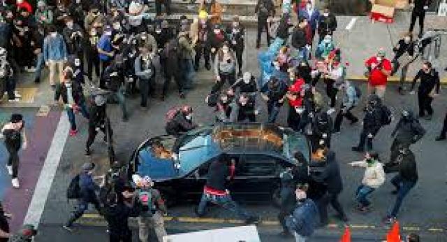 إصابة 12 شرطيا في أحداث فوضى وأعمال شغب في سياتل الأمريكية 