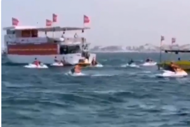 بالفيديو.. مطعم في عرض البحر بالكويت لإيصال الوجبات لأصحاب الشاليهات