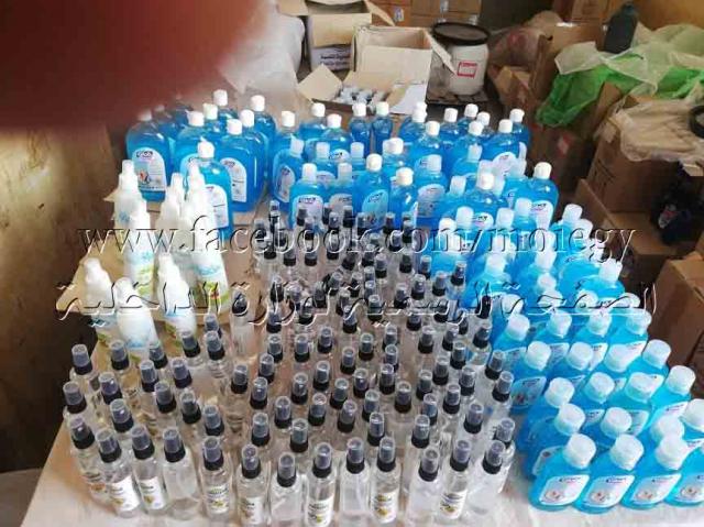 ضبط مصنع غير مرخص بالقاهرة لإنتاج المنظفات الصناعية والمطهرات مستخدماً خامات مجهولة المصدر