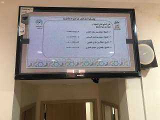 390 شاشة تنقل كلمات ومحاضرات...