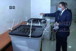 وزير الداخلية يدلى بصوته فى...