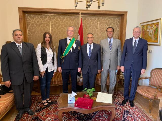مساعد وزير الخارجية للشئون الأوروبية يقلد السفير المجري بالقاهرة وسام الجمهورية من الطبقة الأولى