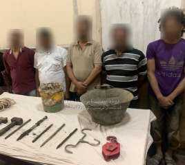 سقوط مجموعة من الأشخاص حال...