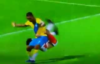 بالفيديو.. لاعب يسقط منافسه على...