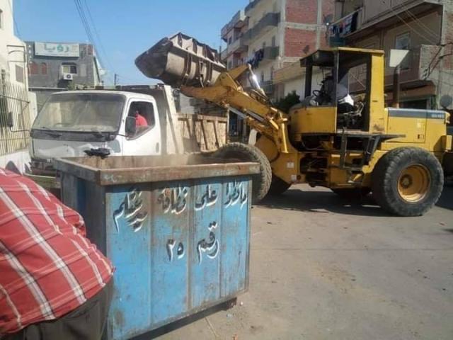 صيانة ٣٥ كشاف إنارة ورفع ١٠٠ طن من القمامة بحوش عيسى بالبحيرة