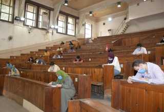 جامعة القاهرة تواصل امتحانات الدراسات...