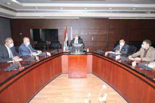 وزير النقل يتابع مع قيادات...