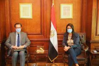 رانيا المشاط تبحث مع السفير...