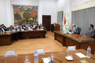 القصير يستعرض مع أعضاء الجمعية...