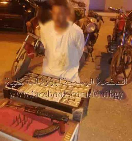 ضبط كمية من مخدر الشابو وسلاح نارى بحوزة أحد العناصر الإجرامية بسوهاج