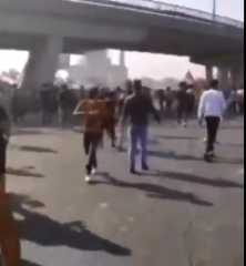 بالفيديو.. الأمن العراقي يمنع متظاهرين...