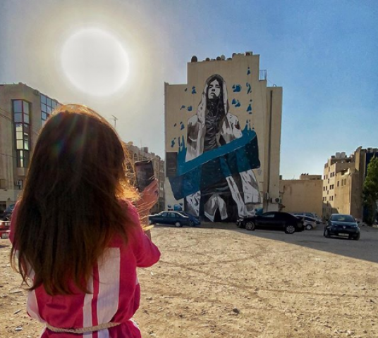 الملكة رانيا تشيد بلوحة جدارية رسمت على أحد أبنية عمان