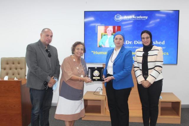 عميد مساعد جامعة شيكاغو تلقي محاضرة حول الجغرافيا السياسية للشرق الأوسط لطلاب ”الأكاديمية العربية للعلوم”