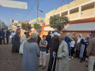 صور.. توافد المواطنين في اليوم...