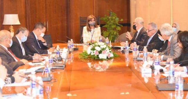 نبيلة مكرم تلتقى ممثلى الوزارات لوضع محاور مؤتمر مصر تستطيع بالصناعة