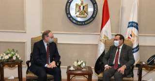 طارق الملا يبحث مع سفير...