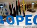 أوبك تبحث تمديد تخفيضات النفط...