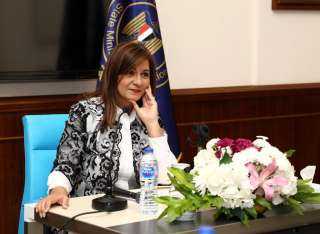 وزيرة الهجرة تلقي محاضرة للصحفيين...