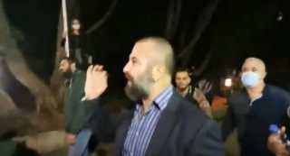 شاهد.. متظاهرون يطاردون حاكم مصرف...