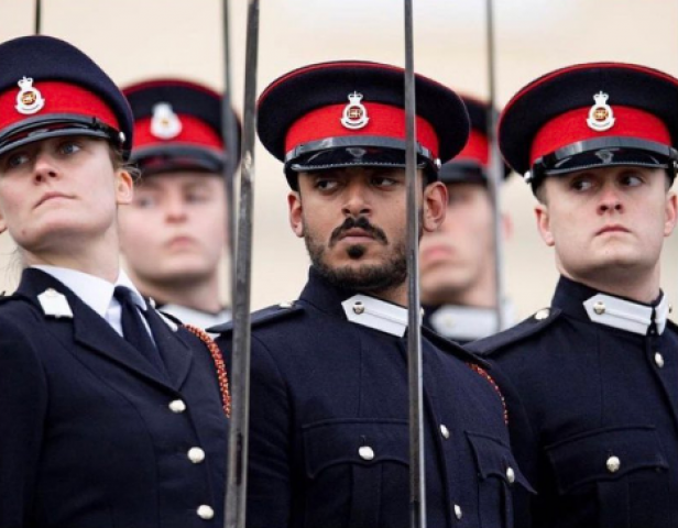 قرقاش ينشر صورة لنجل محمد بن زايد من حفل تخريجه ويعلق