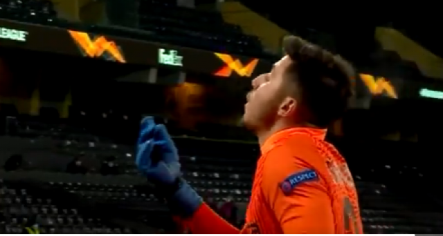 بالفيديو.. لاعب للحكم بعد أخطاء كارثية: هل تعتقد أننا غجر؟