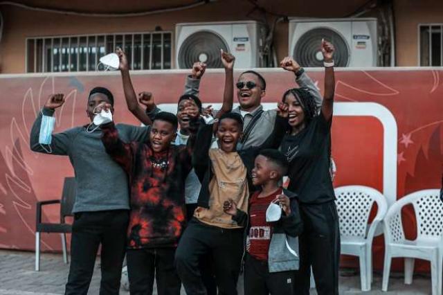 عائلة موسيماني تظهر في التتش قبل مواجهة المقاصة