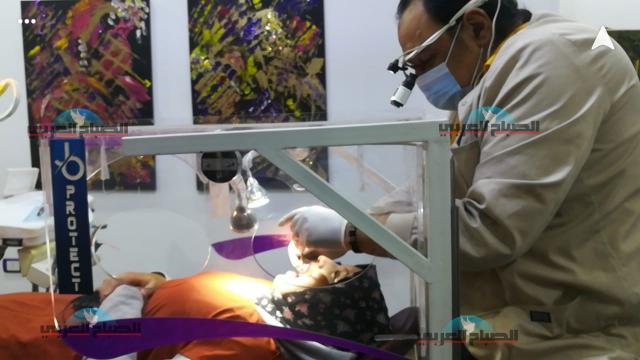شاهد لأول مرة في مصر .. جهاز من ابتكار طبيب مصري للوقاية من الكورونا في عيادات طب الاسنان
