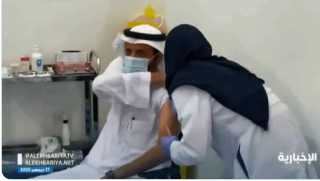 شاهد.. وزير الصحة السعودي يتلقى...