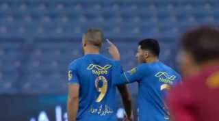 شاهد.. اشتباك بالأيدي بين ثنائي...
