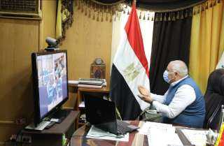 عبر تقنية الفيديو كونفرانس.. محافظ...