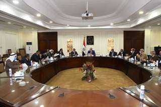 وزير الإسكان يلتقى أعضاء مجلسى...
