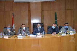 محافظ المنيا يبحث مع وفد...