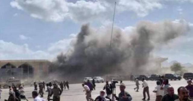 حكومة هادي: الهجوم على مطار عدن نفذ على أيدي الحوثيين وجميع الوزراء بخير