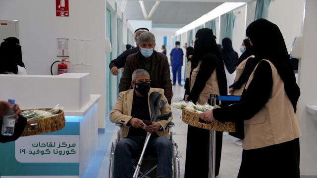 الصحة السعودية تدعو جميع سكان المملكة إلى التلقيح ضد كورونا 