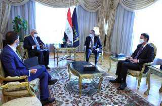 وزير الاتصالات يبحث مع سفير...
