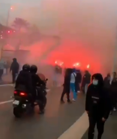 شاهد.. الغضب يخرج جماهير مارسيليا عن المألوف وتحاول اقتحام النادي