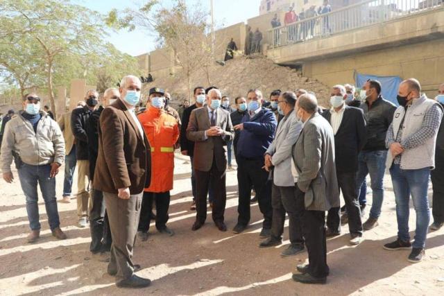 محافظ الجيزة يعاين موقع حريق مخزن للأحذية بعقار بكرداسة