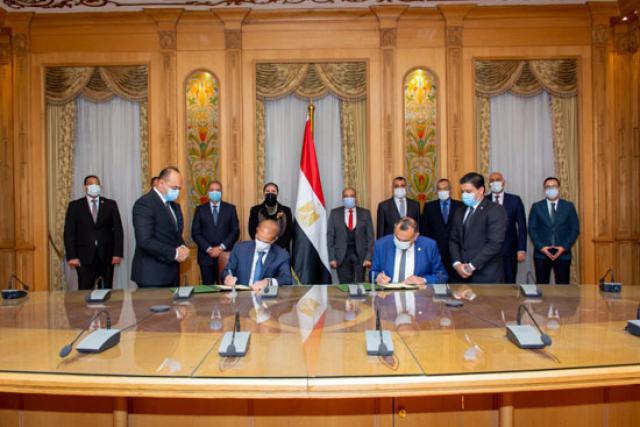 وزيرا الإنتاج الحربى والصناعة يشهدان توقيع اتفاقية تصنيع الأوتوبيسات الكهربائية