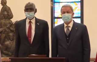 وزير الدفاع التركي يبحث مع...