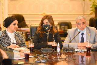 وزيرة الهجرة تستعرض جهود الوزارة...